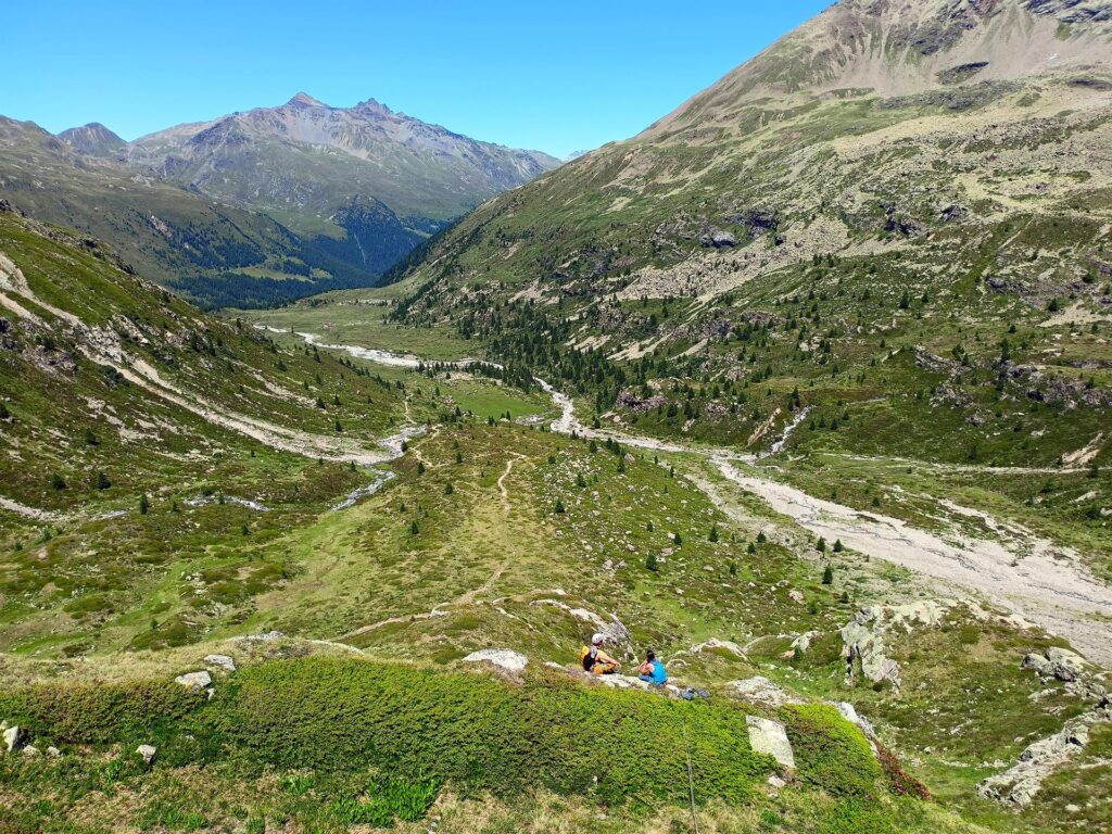 Erica fotografa Andre e Gab sul ciglio mentri si godono lo splendido panorama