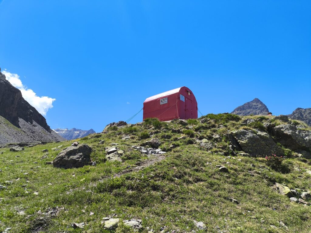 Già che siamo qui, andiamo a vedere il vicino bivacco Caldarini, poco sopra di noi