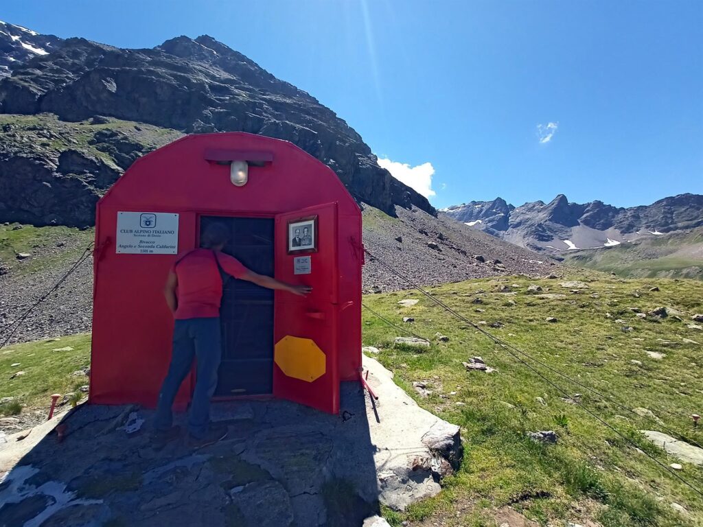 Bivacco molto ben attrezzato, grazie al contributo e alla sponsorizzazione di Vibram