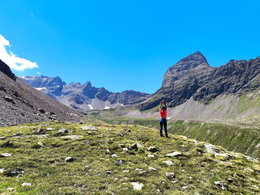 Qualche minuto di relax guardandoci attorno nella piana del bivacco