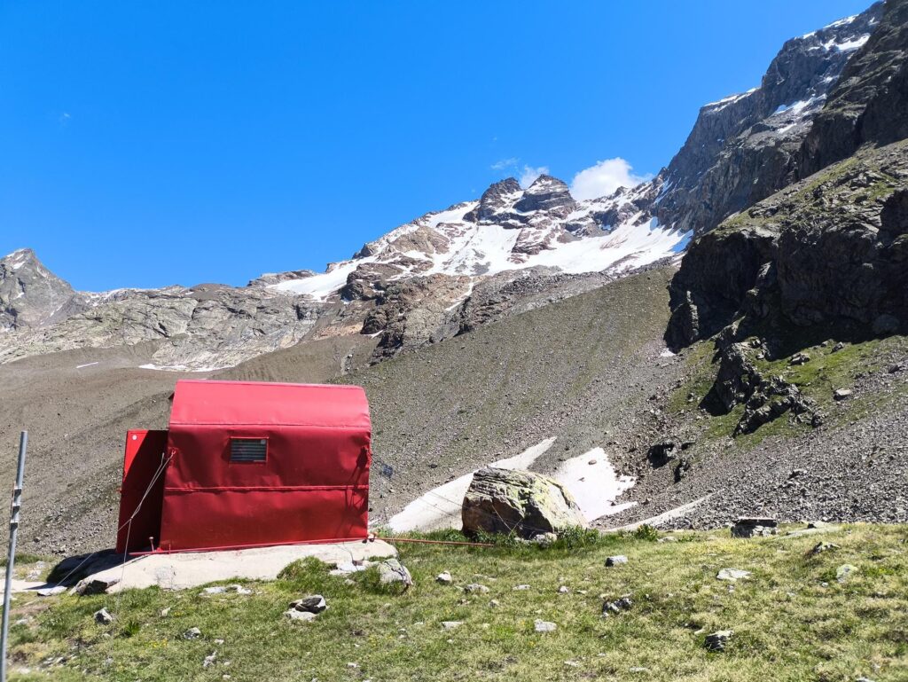 Il bivacco Caldarini e quelle che dovrebbero essere le cime di Lago Spalmo