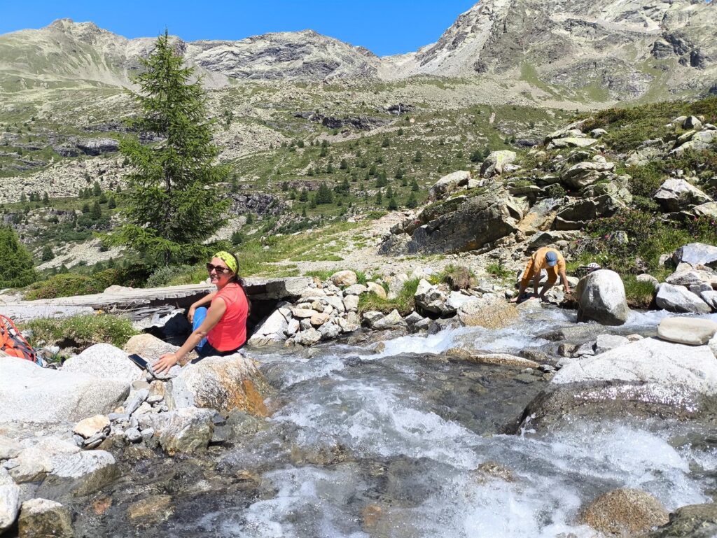 Scendendo, ci fermiamo al torrente per dare un po&#039; di refrigerio ai piedi martoriati dalle scarpette ;)