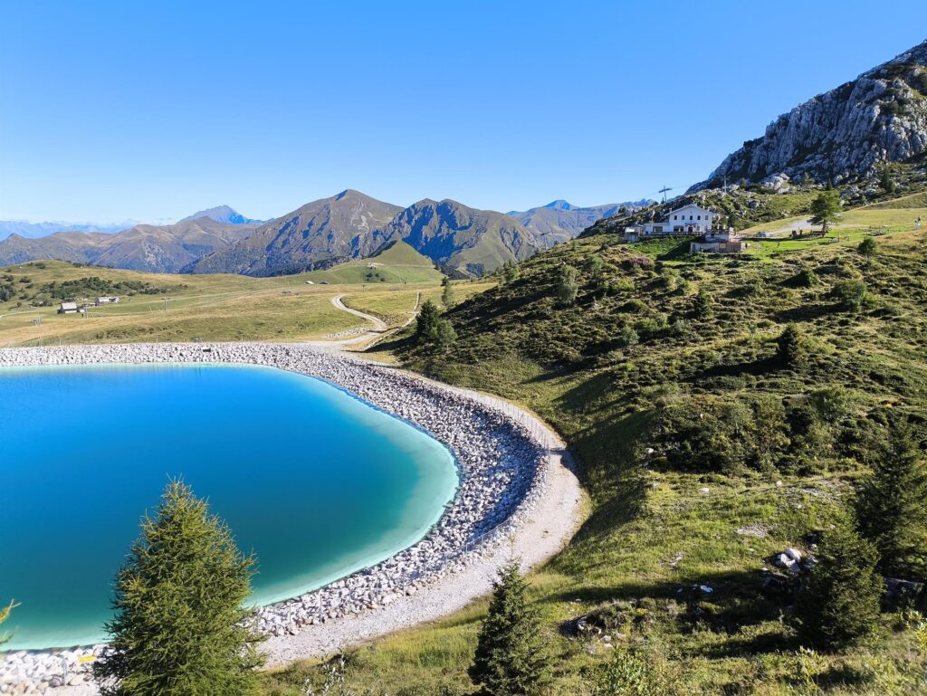 La vista del Rifugio Lecco e del suo lago artificiale prima di cambiare versante