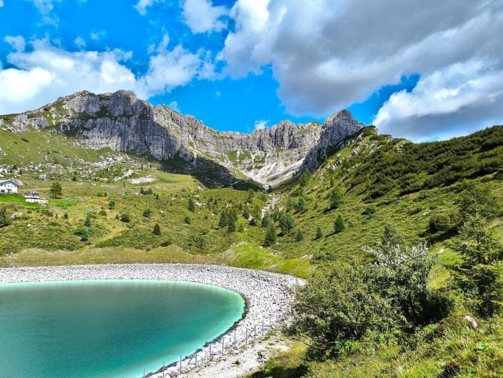 La stupenda conca del Campelli / Pesciola vista dal laghetto del rifugio Lecco