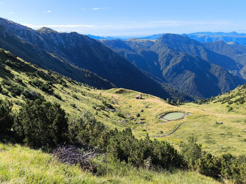 La splendida malga col suo laghetto sotto al Pesciola