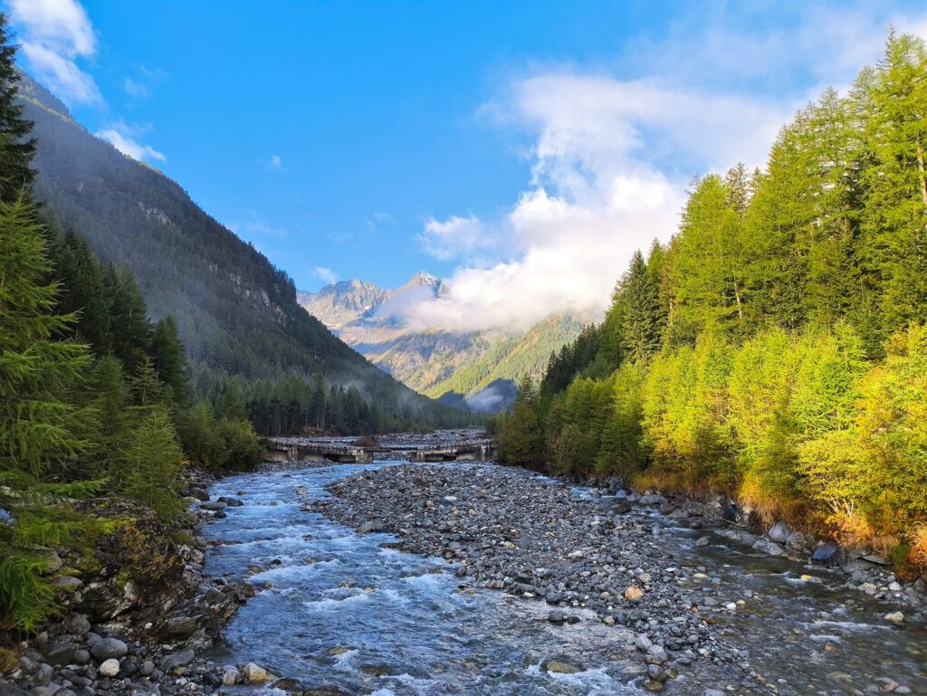 vista dal ponticello che attraversa il Torrente Ventina, proprio sotto Chiareggio