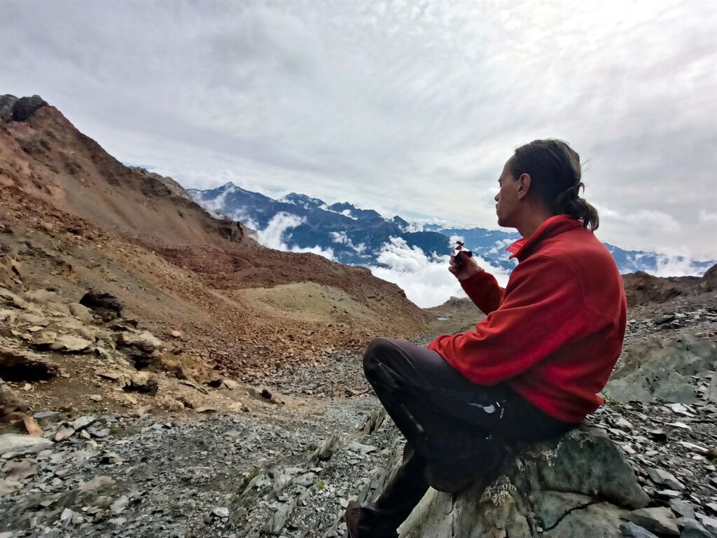 arrivati al passo e quindi all&#039;attacco della cresta ci concediamo qualche minuto di recupero e cambiamo assetto