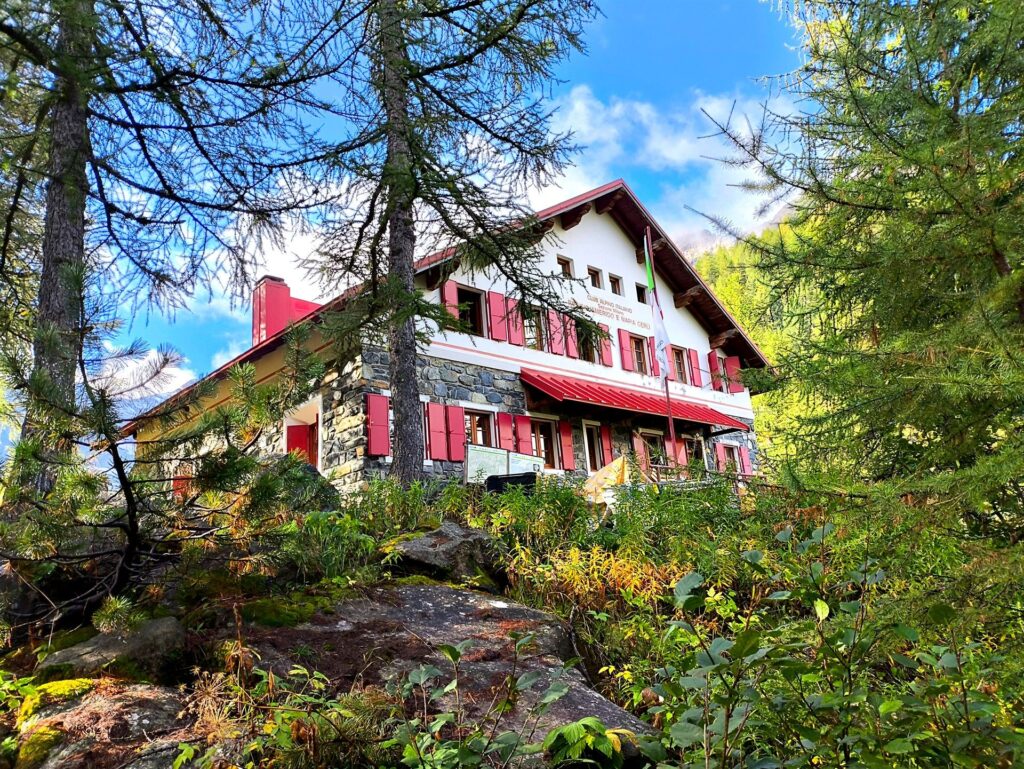 prima tappa il Rifugio Gerli Porro, che si raggiunge con una salita abbastanza morbida e comoda