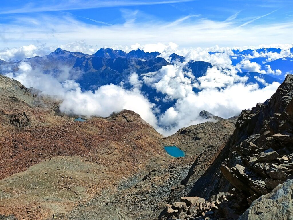 i laghetti di Sassersa si fanno vedere sul lato opposto a quello della salita