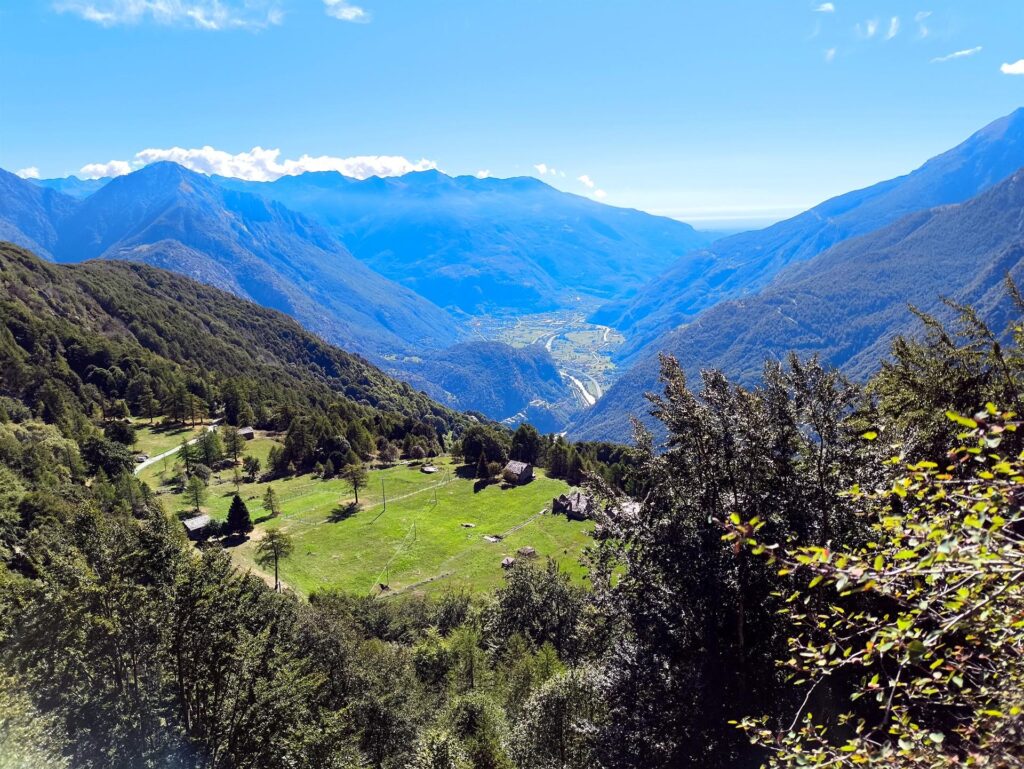 I prati del Plan Fiou visti dalla prima sosta della nostra via