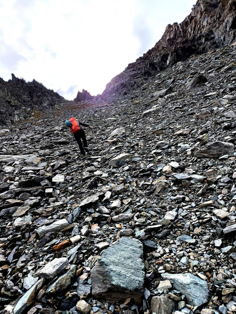 tutto così fino al Passo Ventina: sfasciumi in forte pendenza e un valico che sembra non arrivare mai