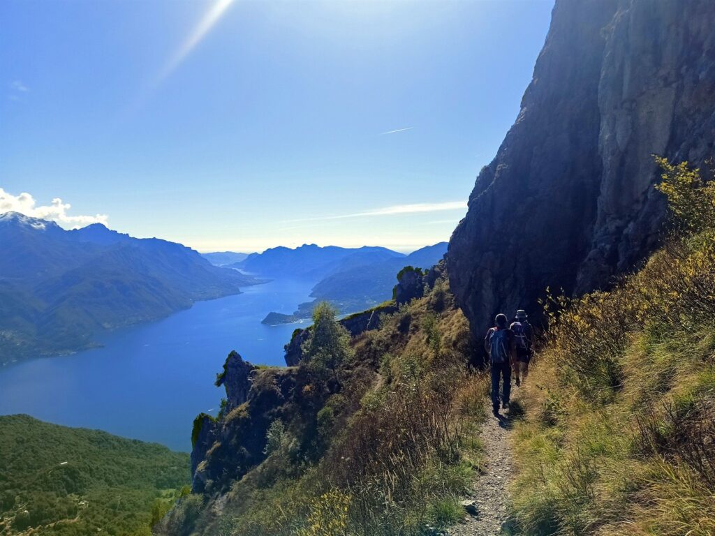lungo il sentiero alto che tra poco, scendendo ripidamente, ci porterà al Rifugio Menaggio