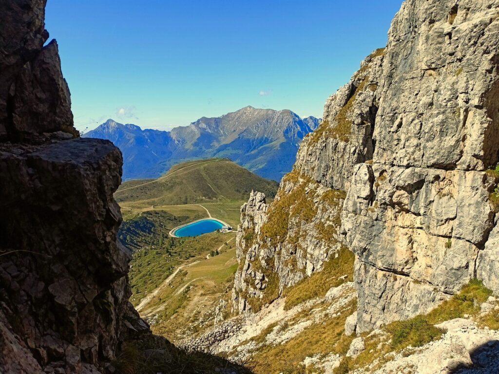 vista verso il Rifugio Lecco ed il suo Laghetto, dall&#039;attacco della via