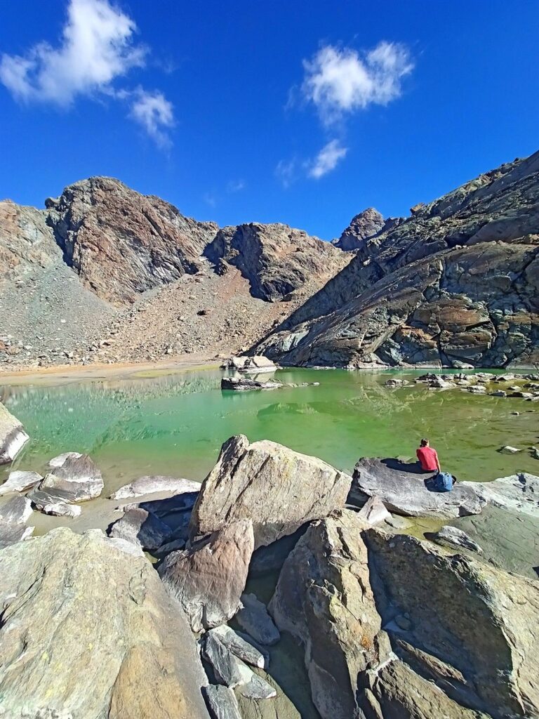 il Laghetto di Cassandra più basso, ma non meno bello: con così poca acqua è quasi verde