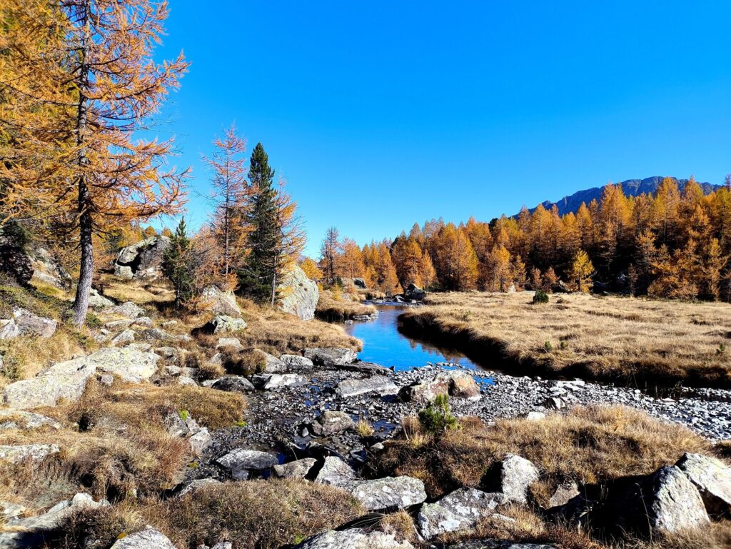 nonostante la strada sia la stessa, invertendo il punto di vista, scopriamo altri scorci meravigliosi