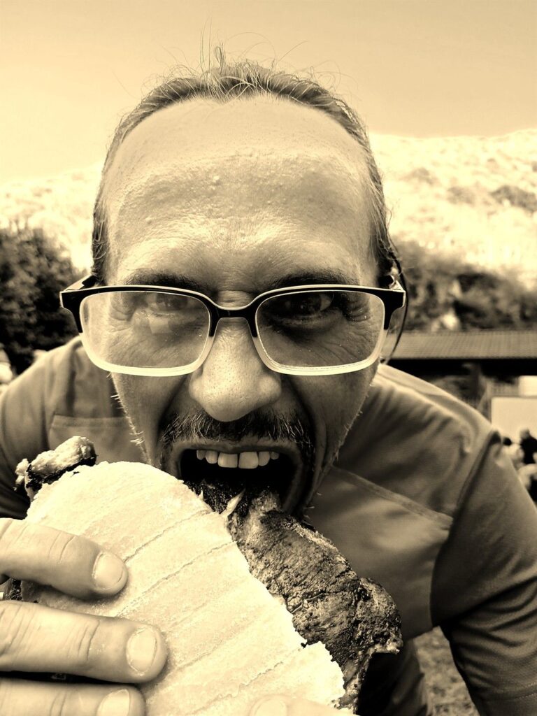 Gabri che addenta il Panino dell&#039;Imperatore dell&#039;ALVA