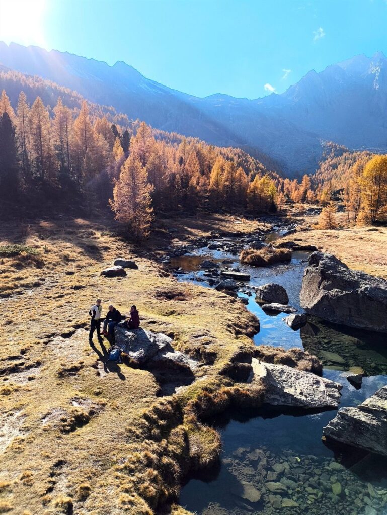 ultimi minuti nella piana del Rifugio, poi ci prepariamo a scendere