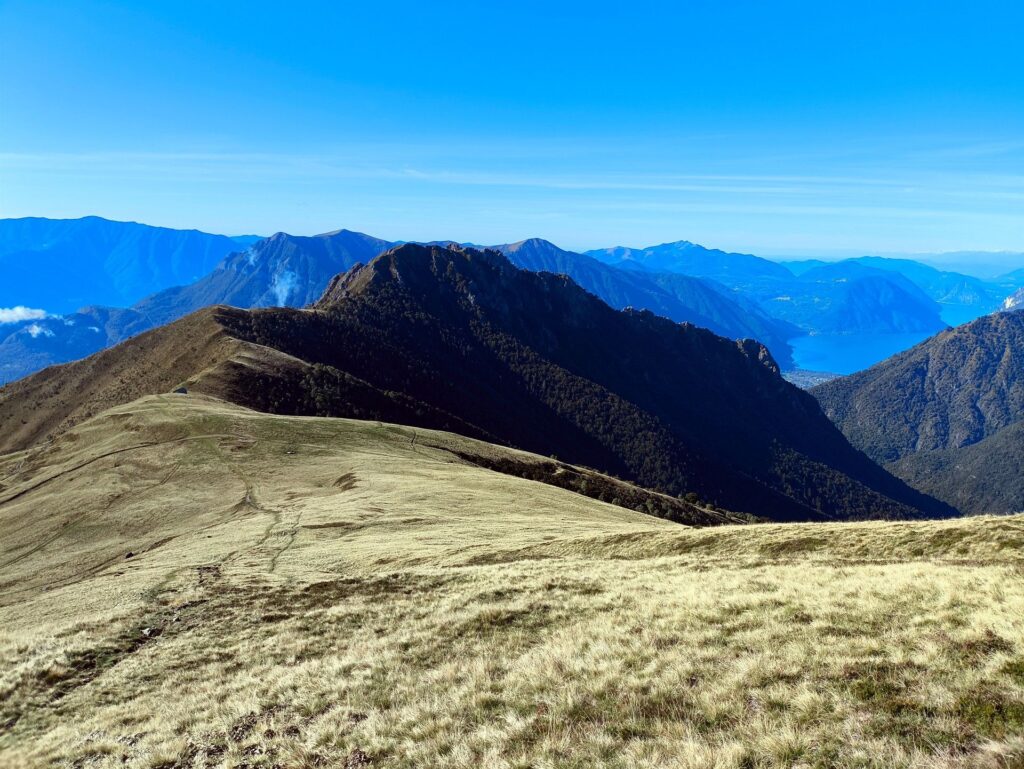 il paesaggio non è certo quello dell&#039;alta montagna, ma il contrasto è molto gradevole... quasi riposante