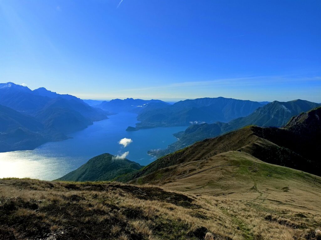 cielo tersissimo oggi: le nuvolette che restano intrappolate tra i rilievi sono bellissime ;)