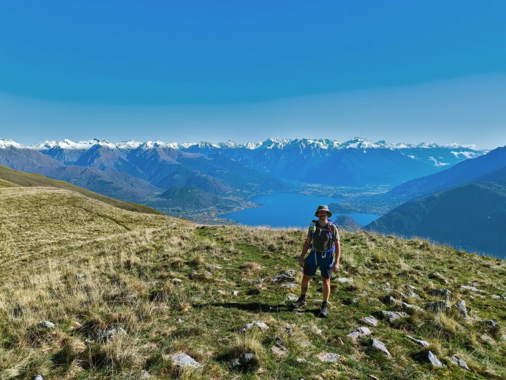 il Niggah versione Sampei in posa con dietro l&#039;arco alpino