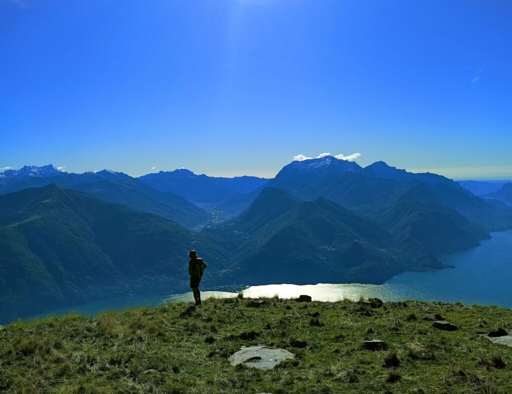 il Lago di Como, parecchie centinaia di metri sotto di noi