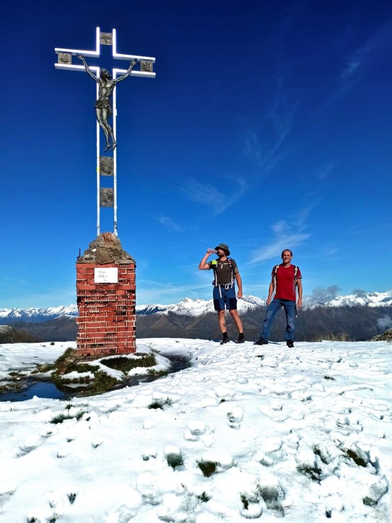 cima e croce: siamo esattamente a quota neve!