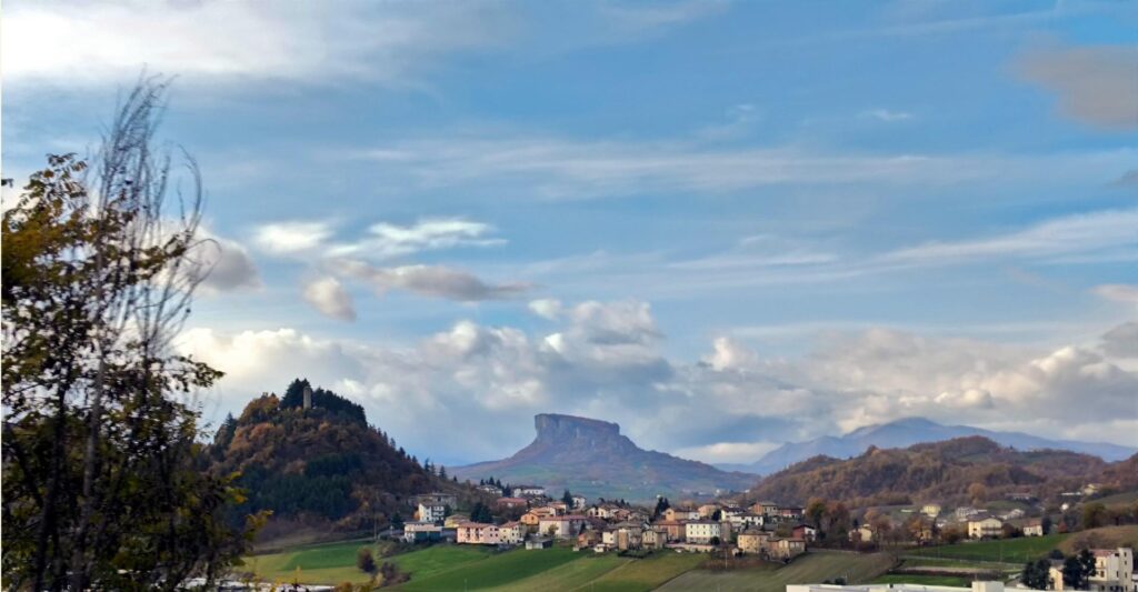 La Pietra appena spunta dalla strada che proviene da Reggio Emilia: una cartolina!