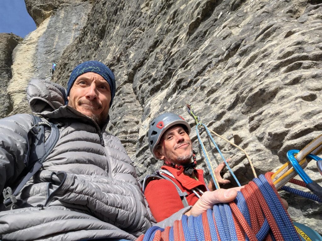 Beach ci raggiunge alla seconda sosta dopo aver fatto la variante Francesca di 6b+ che si dimostra un bel palo!