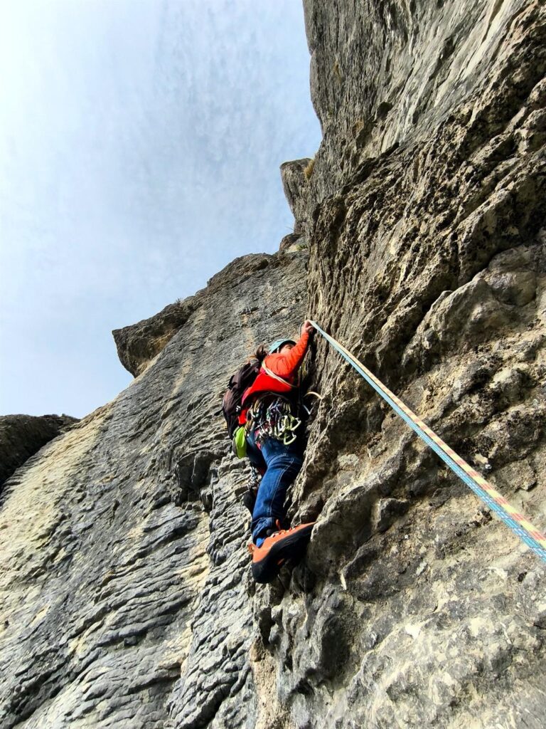Erica attacca il muretto iniziale del quarto tiro, a sinistra della sosta