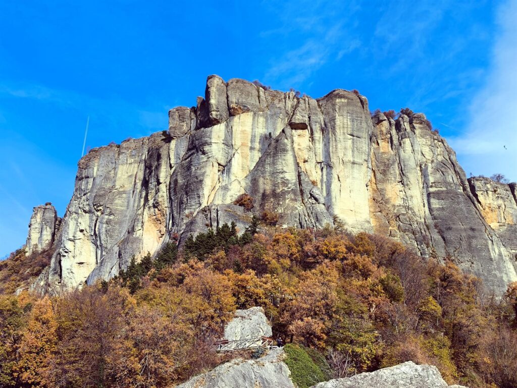 La vista della parte sud-ovest della Pietra, nella sua imponenza