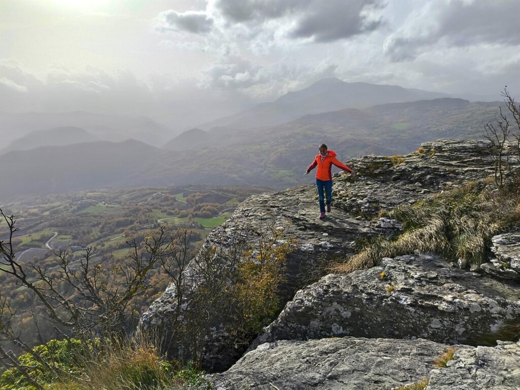 Erica danza sulla vetta della Pietra di Bismantova