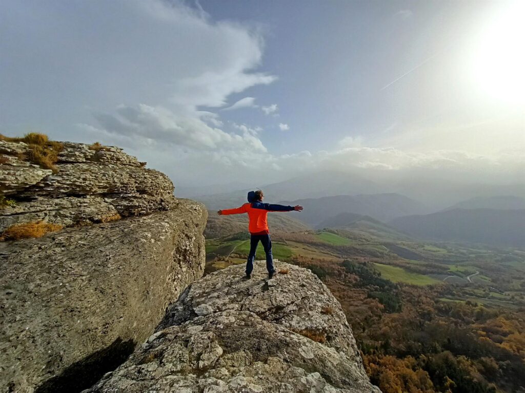 Gab sulla cima gioca col vento che qui in alto si sente forte