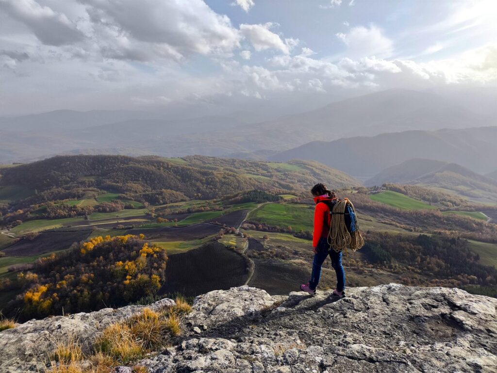 Facciamo un tour della vetta, seguendo la linea che dà sul vuoto per guardarci attorno