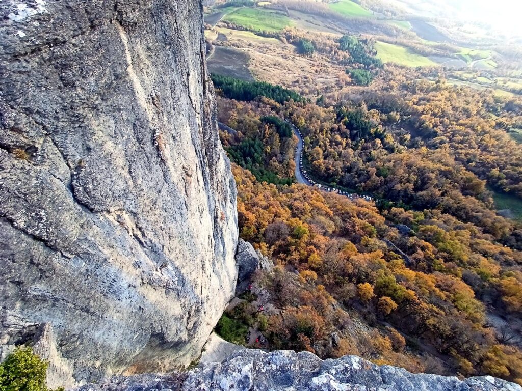 Guardando giù dalla Pietra
