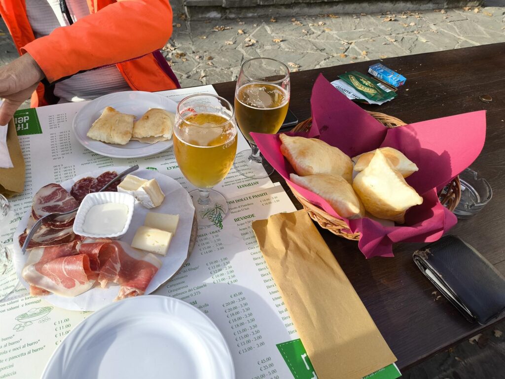 Impossibile non fermarsi al Rifugio della Pietra per una bella merenda!!!