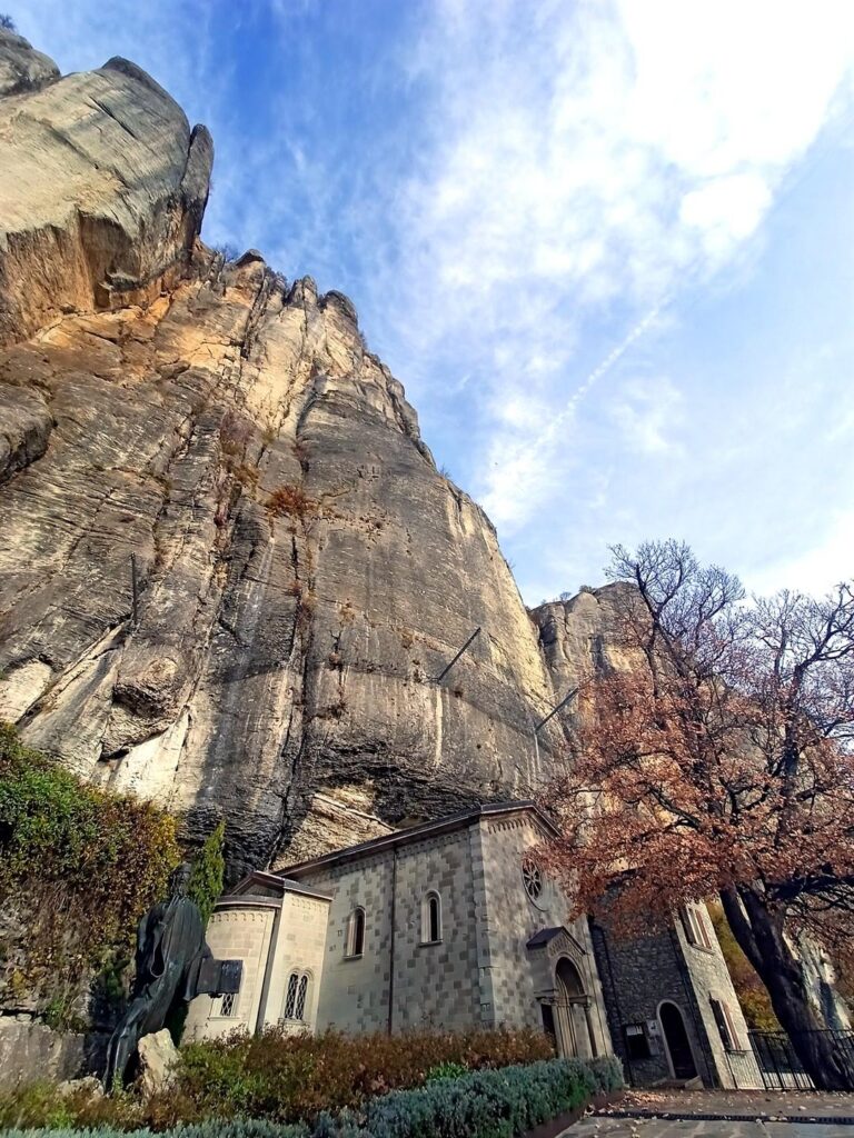 Il bellissimo eremo costruito alla base delle pareti
