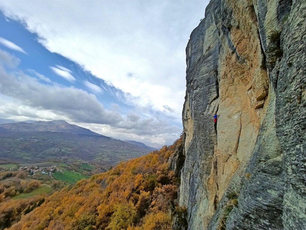 Dalla prima sosta si possono ammirare questi tiri verticalissimi alla nostra sinistra