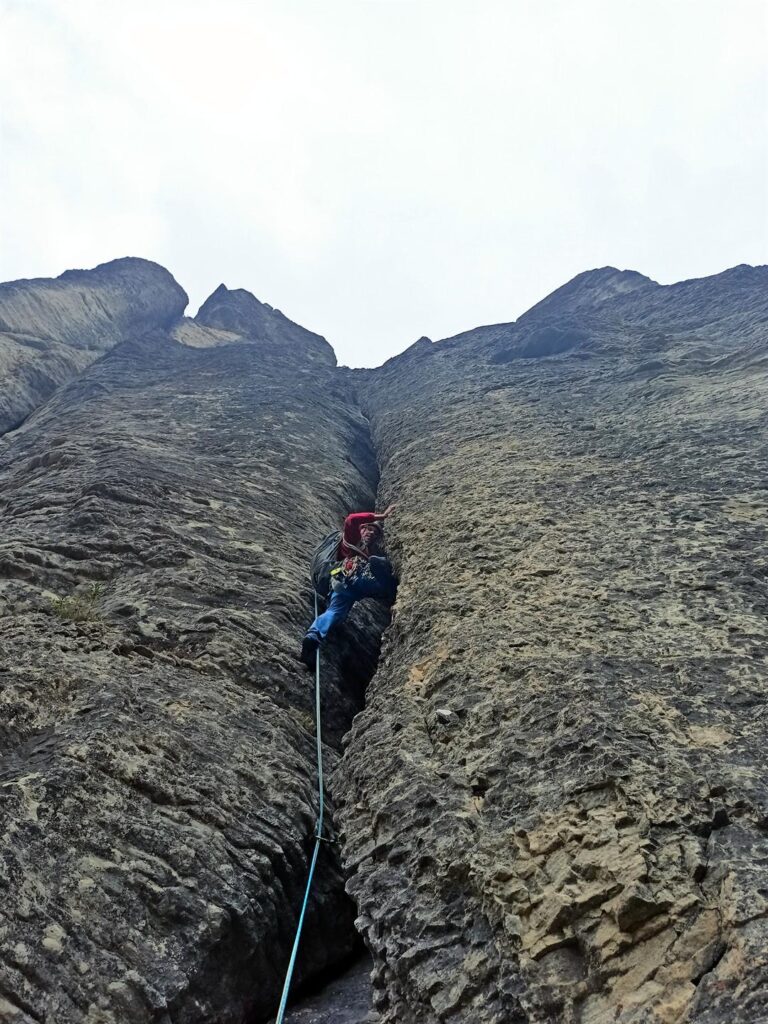 Gab attacca le danze sul camino del secondo tiro. Molto bello, ma da fare senza zaino!! ;)