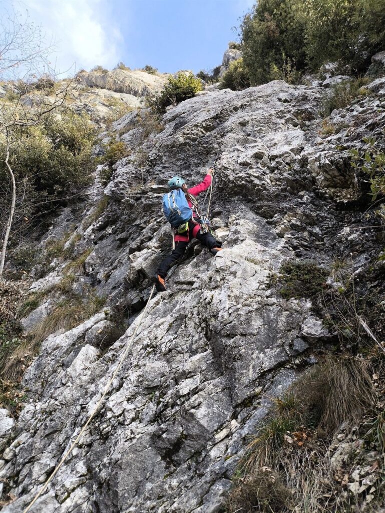 la prima sezione del primo tiro &egrave; su roccia piuttosto marcia, non difficile ma delicata