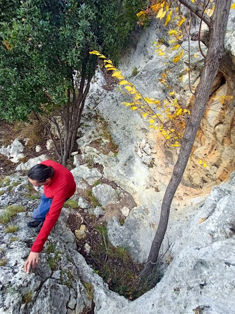 siamo all'attacco del primo tiro di Smaram: a destra si vede il grottone giallo, Gabri sta invece salendo sul pulpito da cui parte la via siamo all'attacco del primo tiro di Smaram: a destra si vede il grottone giallo, Gabri sta invece salendo sul pulpito da cui parte la via