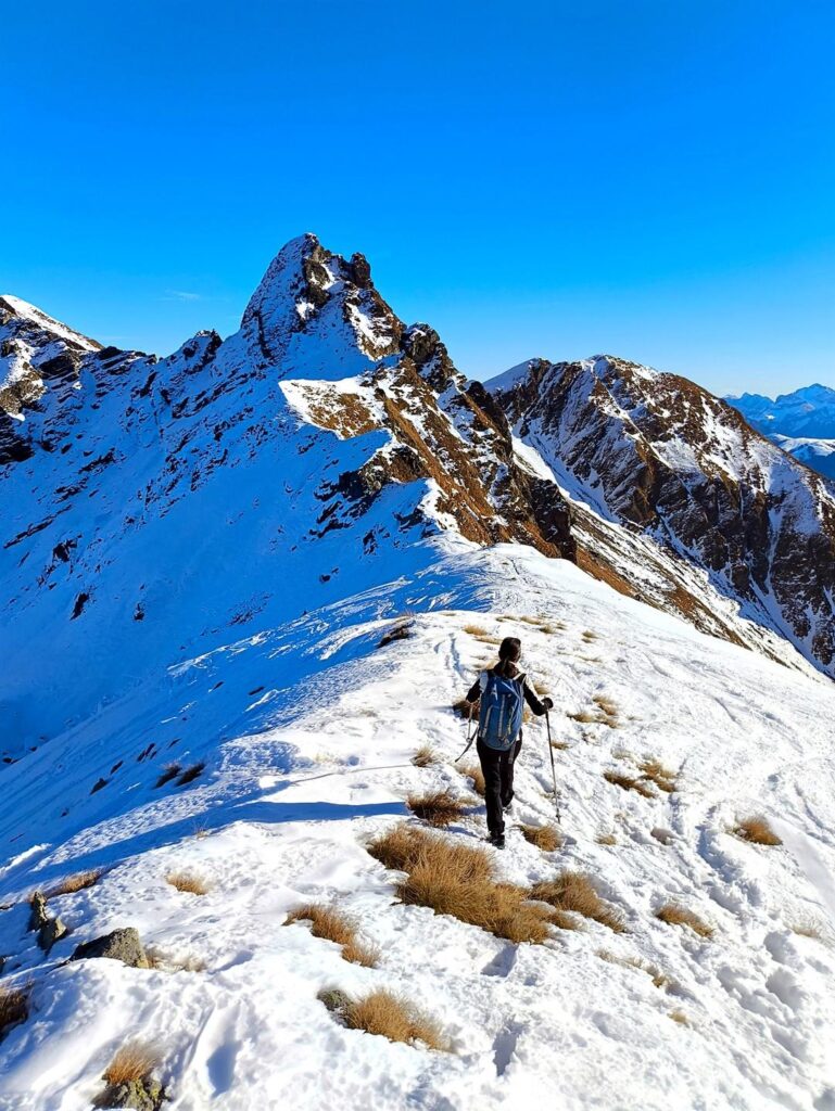 Partiamo in cresta alla volta del Valletto. Presto dovremo inforcare i ramponi Partiamo in cresta alla volta del Valletto. Presto dovremo inforcare i ramponi