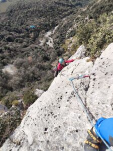 mentre noi scaliamo sotto di noi volteggiano le vele dei parapendii
