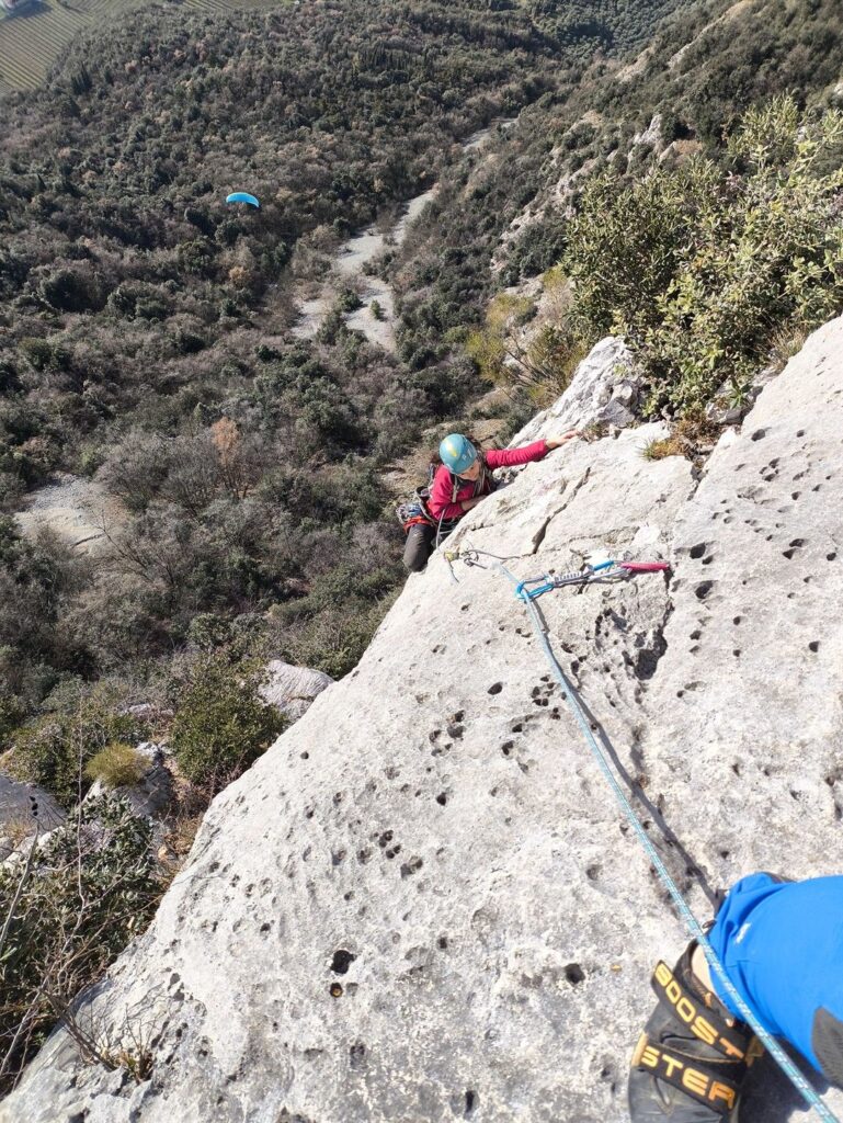 mentre noi scaliamo sotto di noi volteggiano le vele dei parapendii