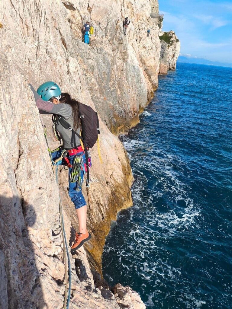 si scende e si sale su lunghezze mai impegnative si scende e si sale su lunghezze mai impegnative
