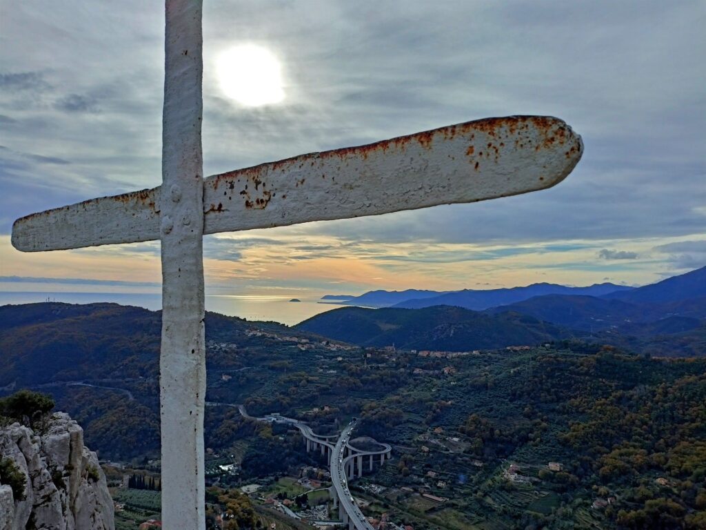 panorama dalla croce di vetta della Rocca di Perti panorama dalla croce di vetta della Rocca di Perti