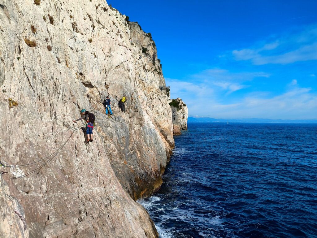 l'Aurelia, sopra di noi, è come se non esistesse: si sente solo lo sciabordio delle onde l'Aurelia, sopra di noi, è come se non esistesse: si sente solo lo sciabordio delle onde