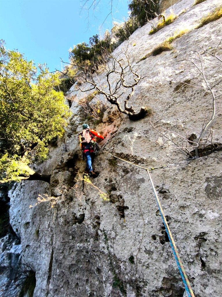 il primo tiro della Tarantola, una bella placca a buchi il primo tiro della Tarantola, una bella placca a buchi