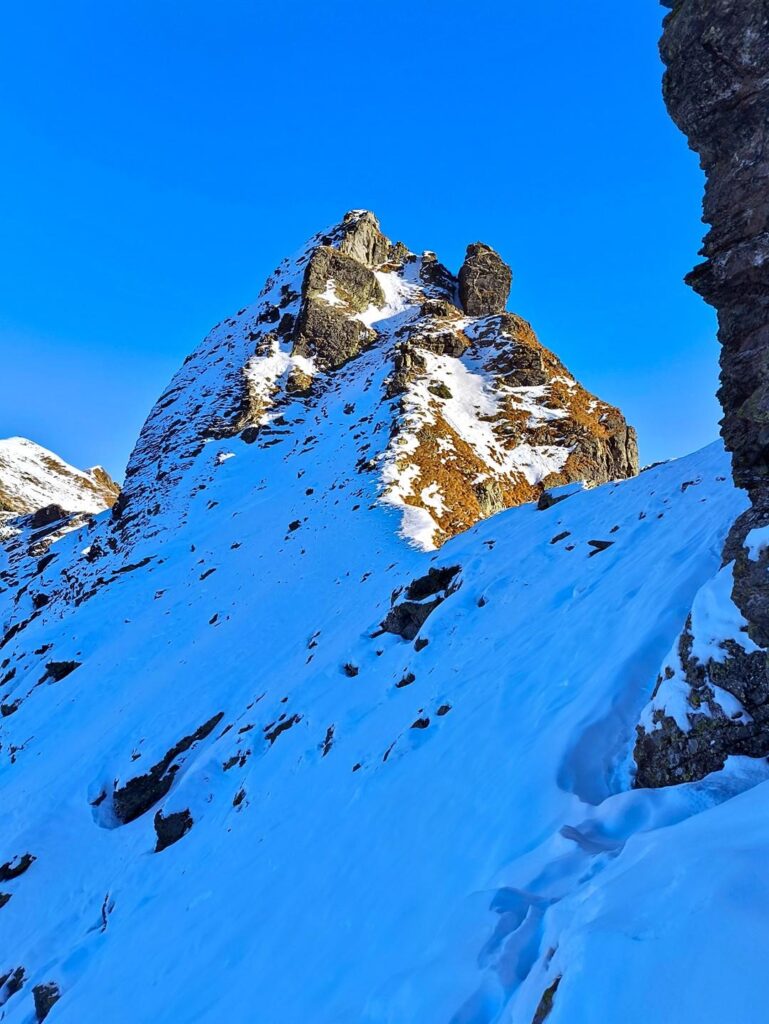 Questo è il punto in cui si aggira la montagna sul lato nord. Al suo termine si arriva alla salita finale verso la vetta Questo è il punto in cui si aggira la montagna sul lato nord. Al suo termine si arriva alla salita finale verso la vetta