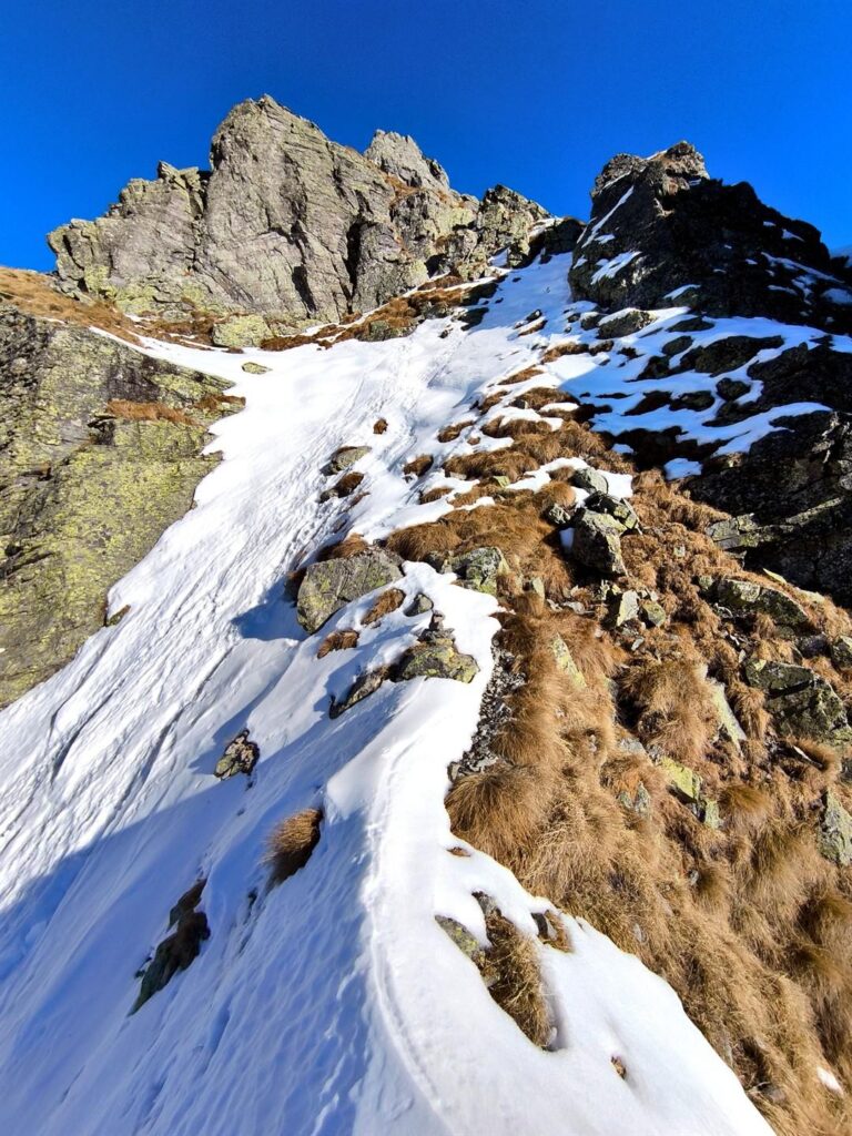 Al termine della cresta si rimane a destra fino al punto in cui il nevaio è più in piano ed è possibile attraversare a sinistra (attenzione) Al termine della cresta si rimane a destra fino al punto in cui il nevaio è più in piano ed è possibile attraversare a sinistra (attenzione)