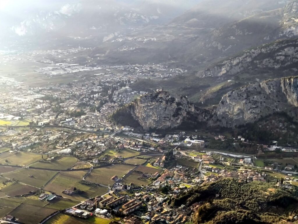 panorama su Arco con la luce del meriggio